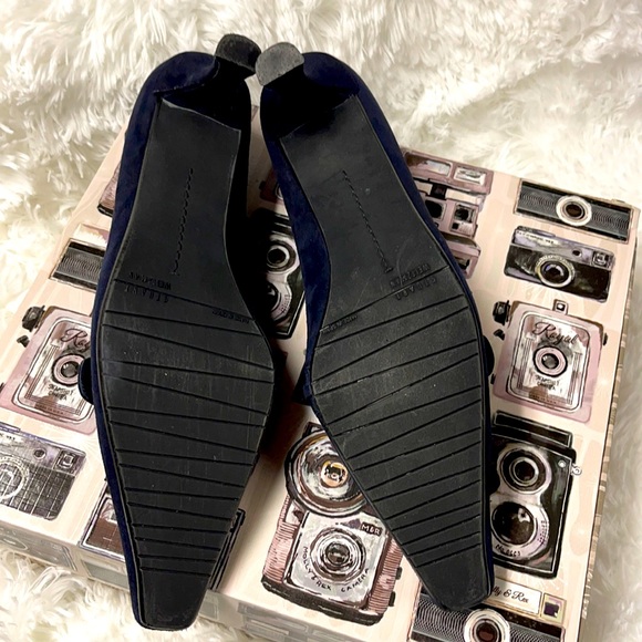 Stuart Weitzman Navy Suede Pumps (made in Spain) size 8N - Picture 8 of 10